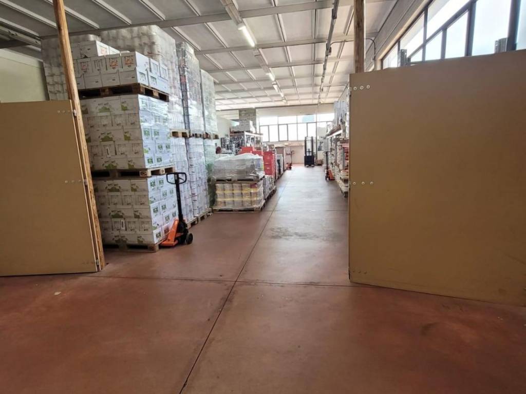 locale commerciale in vendita a Montelupo Fiorentino