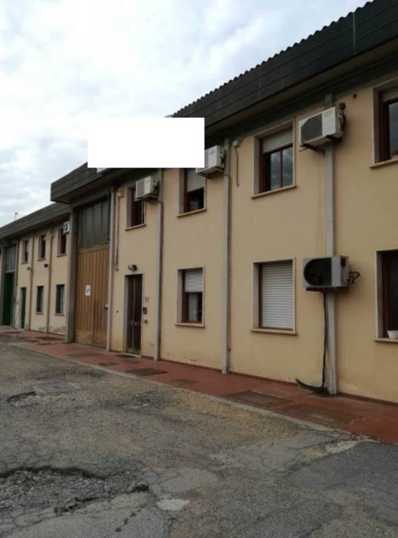 locale commerciale in vendita a Montelupo Fiorentino in zona Camaioni