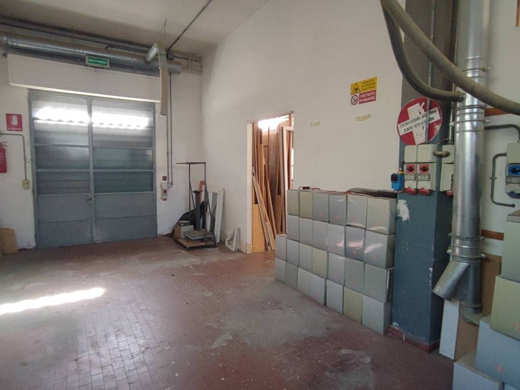 locale commerciale in vendita a Pelago in zona Stentatoio