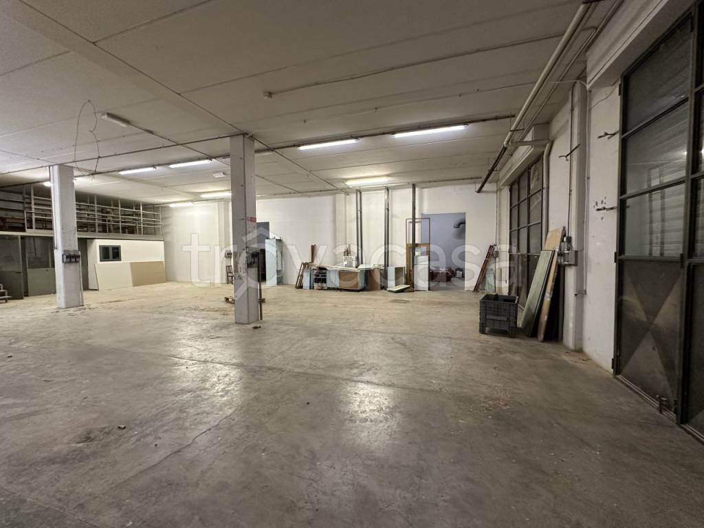 locale commerciale in vendita a Pontassieve