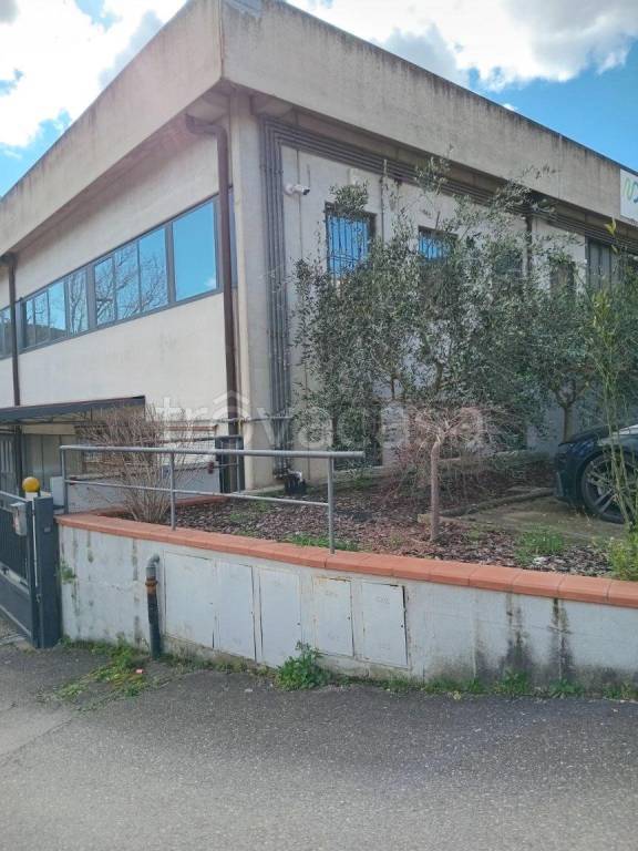 locale commerciale in vendita a Pontassieve