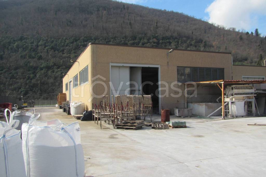 locale commerciale in vendita a Pontassieve