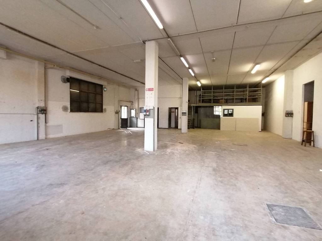 locale commerciale in vendita a Pontassieve