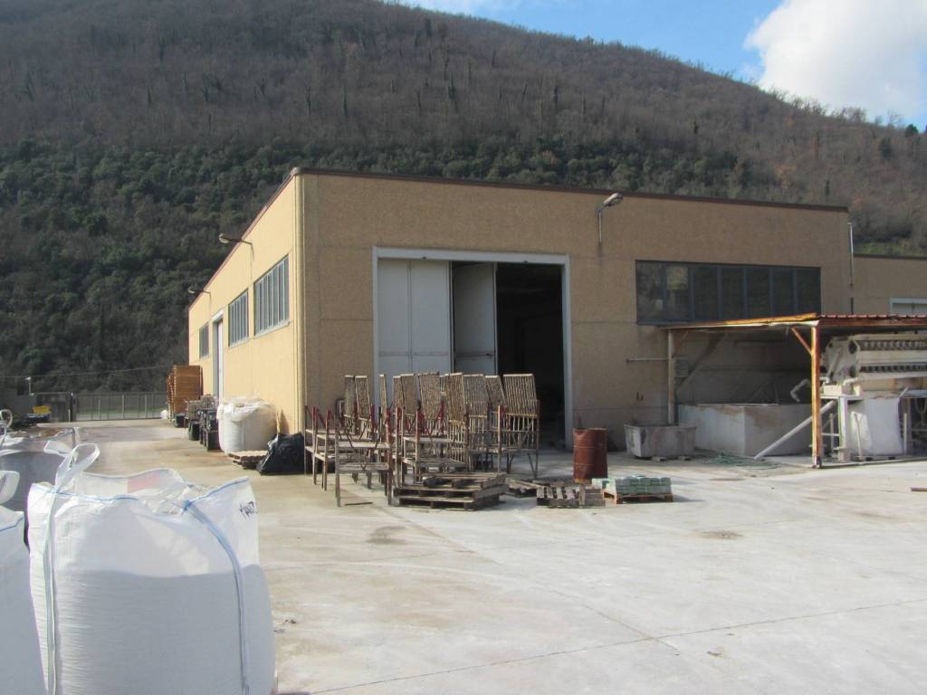 locale commerciale in vendita a Pontassieve