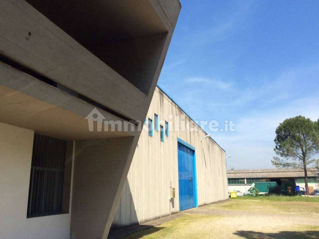 locale commerciale in vendita a Pontassieve