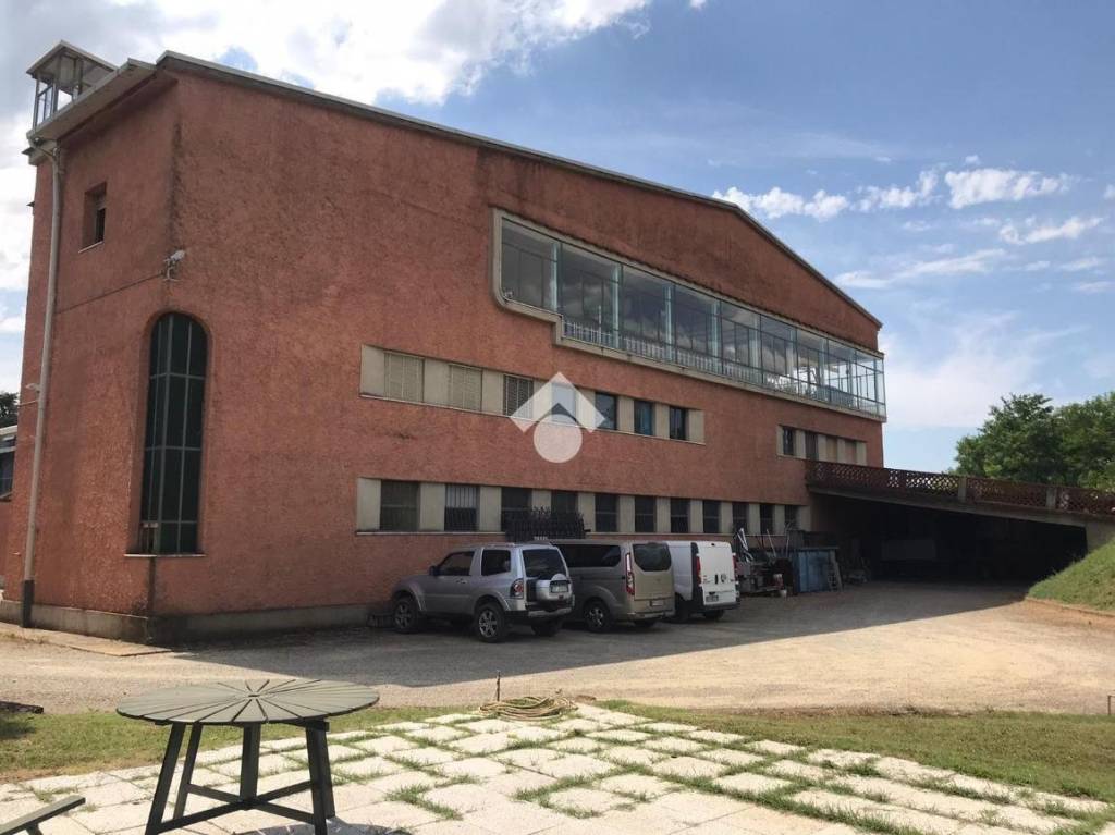 negozio in vendita a Reggello in zona Ciliegi