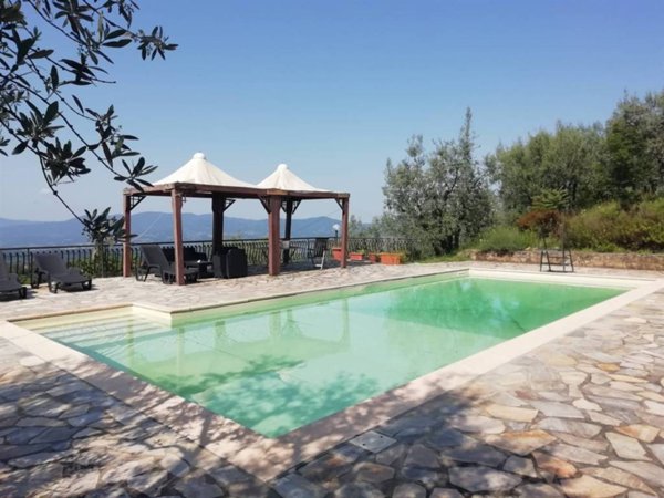 casa indipendente in vendita a Reggello