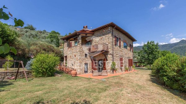 casa indipendente in vendita a Reggello