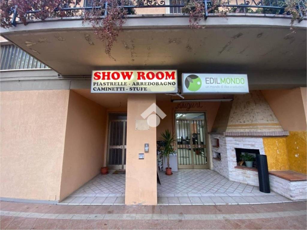 negozio in vendita a Reggello in zona Ciliegi