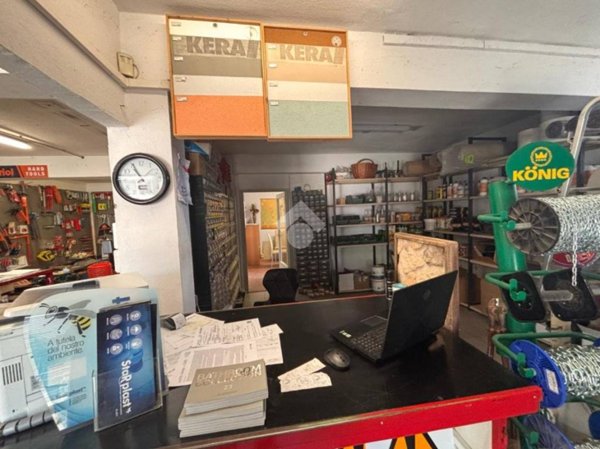 negozio in vendita a Reggello in zona Ciliegi