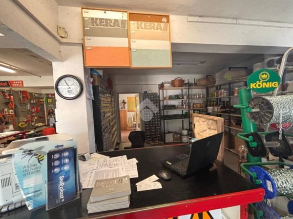negozio in vendita a Reggello in zona Ciliegi