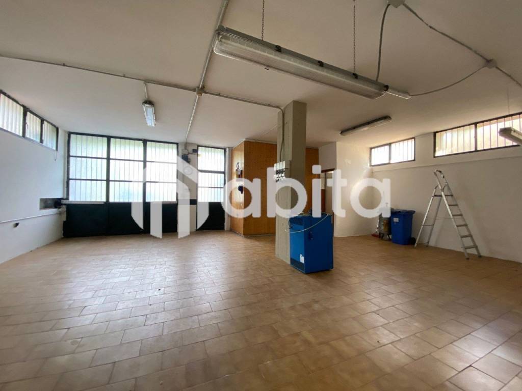 locale commerciale in vendita a Reggello