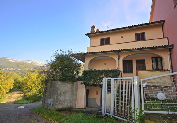 casa indipendente in vendita a Reggello