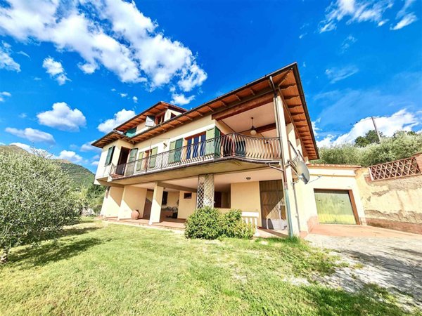 casa indipendente in vendita a Reggello