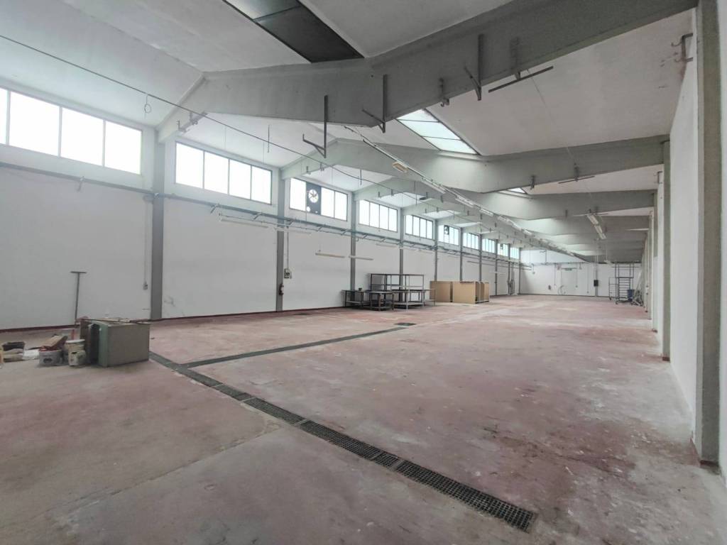 locale commerciale in vendita a Reggello