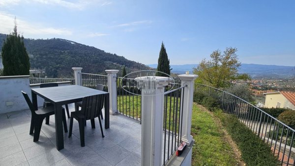 casa indipendente in vendita a Reggello