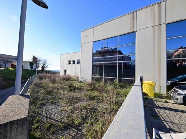 locale commerciale in vendita a Reggello