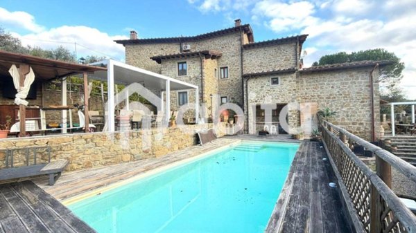 casa indipendente in vendita a Reggello