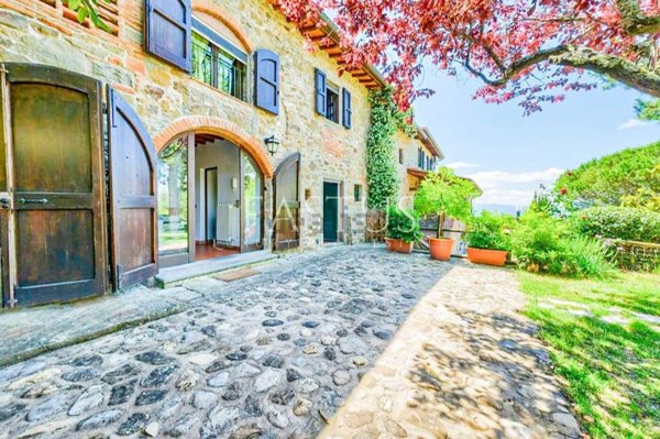 casale in vendita a Reggello