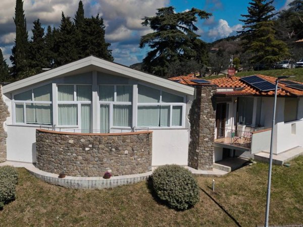 casa indipendente in vendita a Reggello