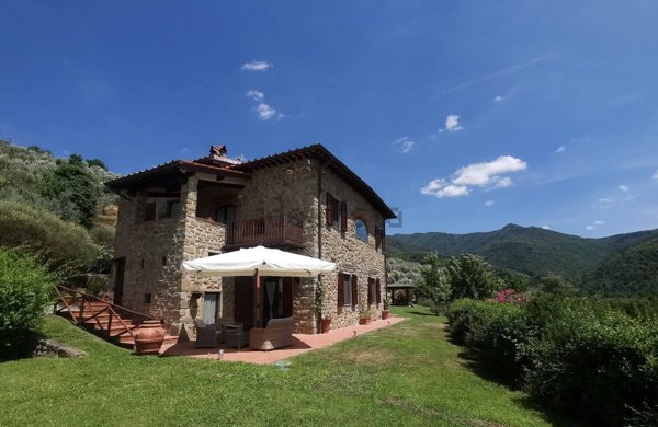 casa indipendente in vendita a Reggello