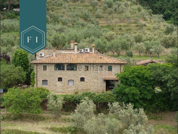 casa indipendente in vendita a Reggello