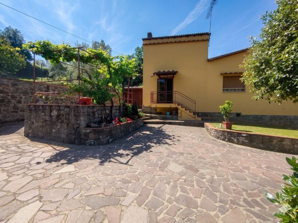 casa indipendente in vendita a Reggello in zona Pietrapiana