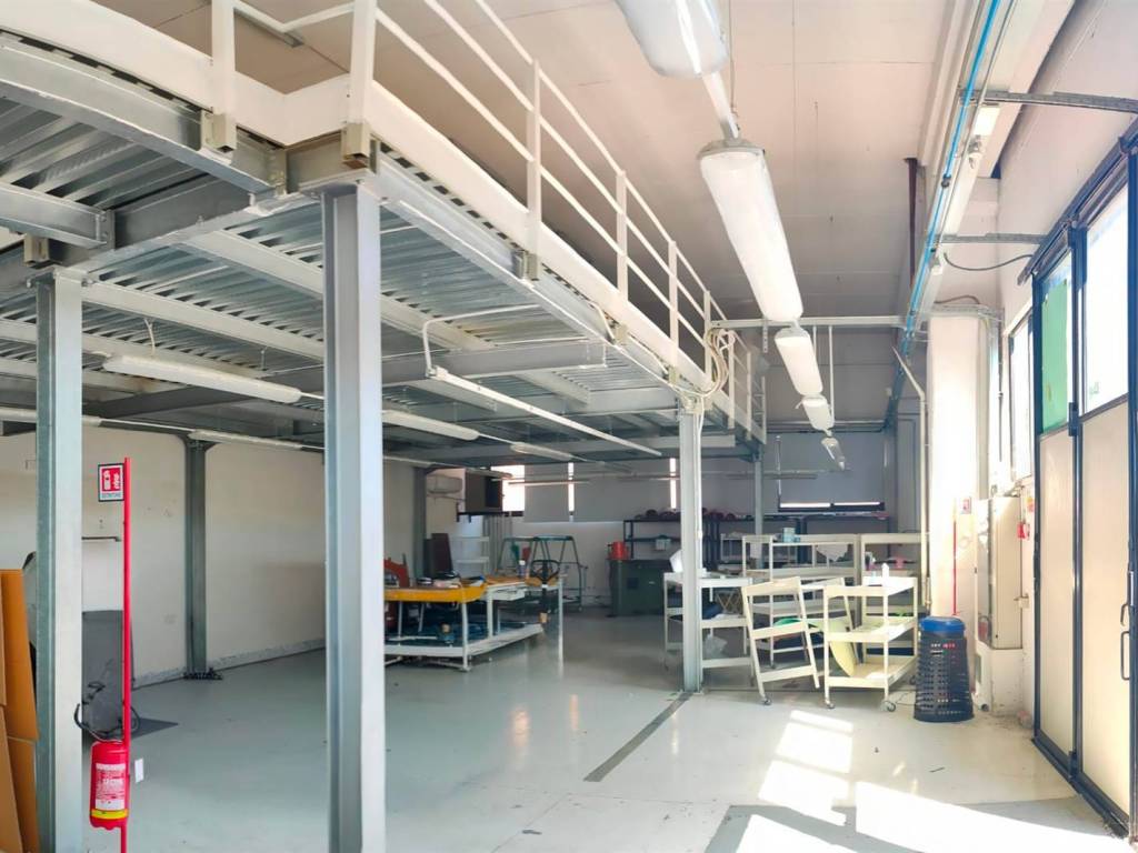 locale commerciale in vendita a Reggello in zona Ciliegi