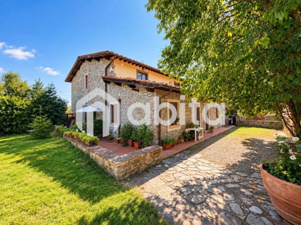 casa indipendente in vendita a Reggello in zona Cascia