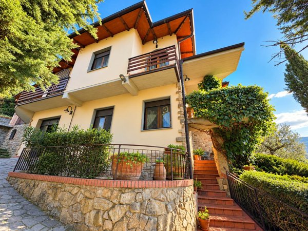 casa indipendente in vendita a Reggello in zona Pietrapiana