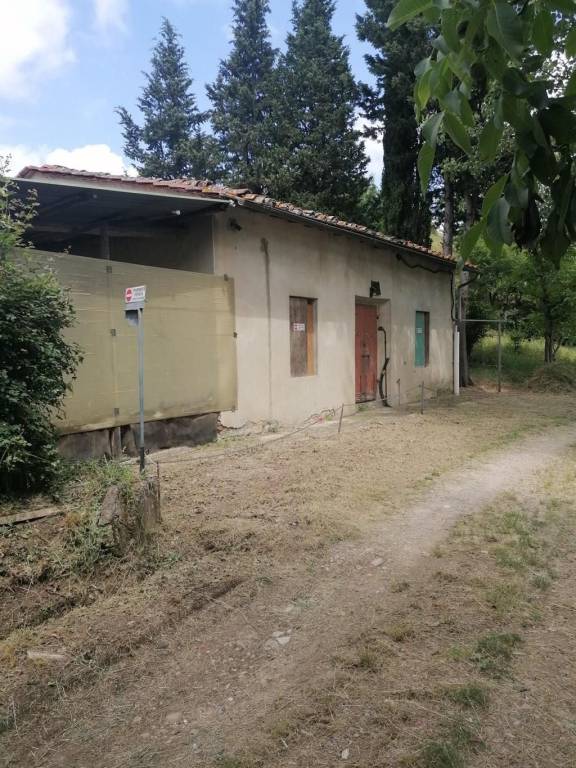 locale commerciale in vendita a Rignano sull'Arno in zona Troghi