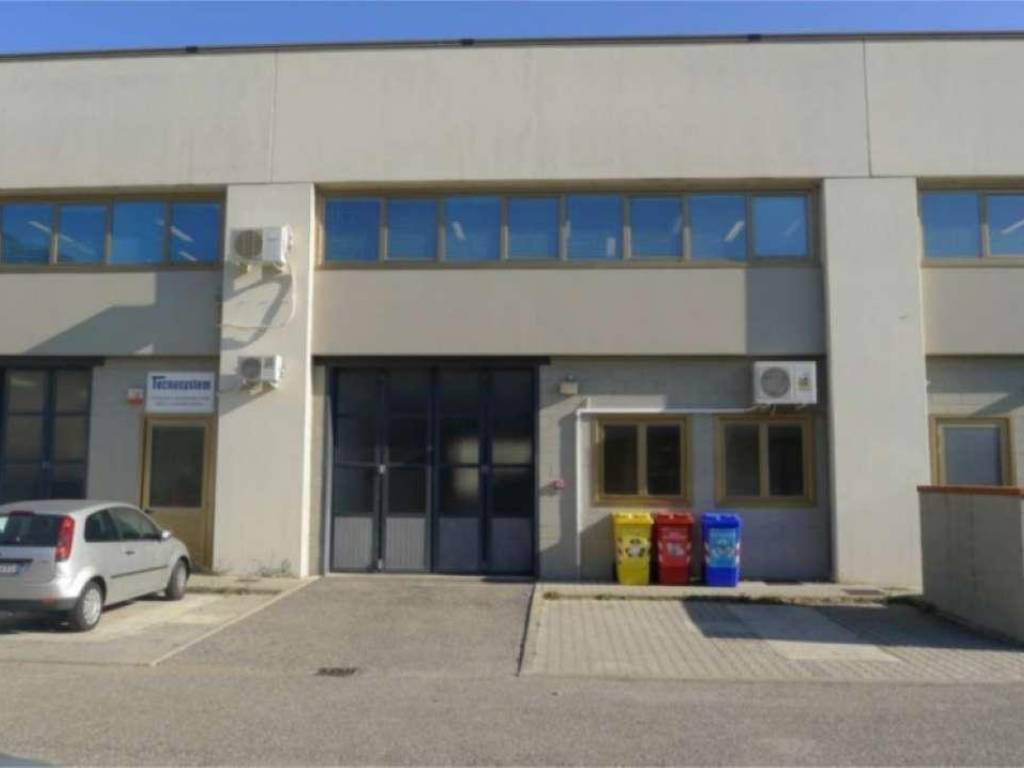 locale commerciale in vendita a Rufina in zona Scopeti