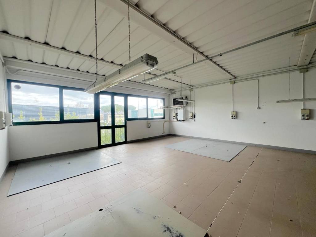 locale commerciale in vendita a Scandicci in zona San Colombano