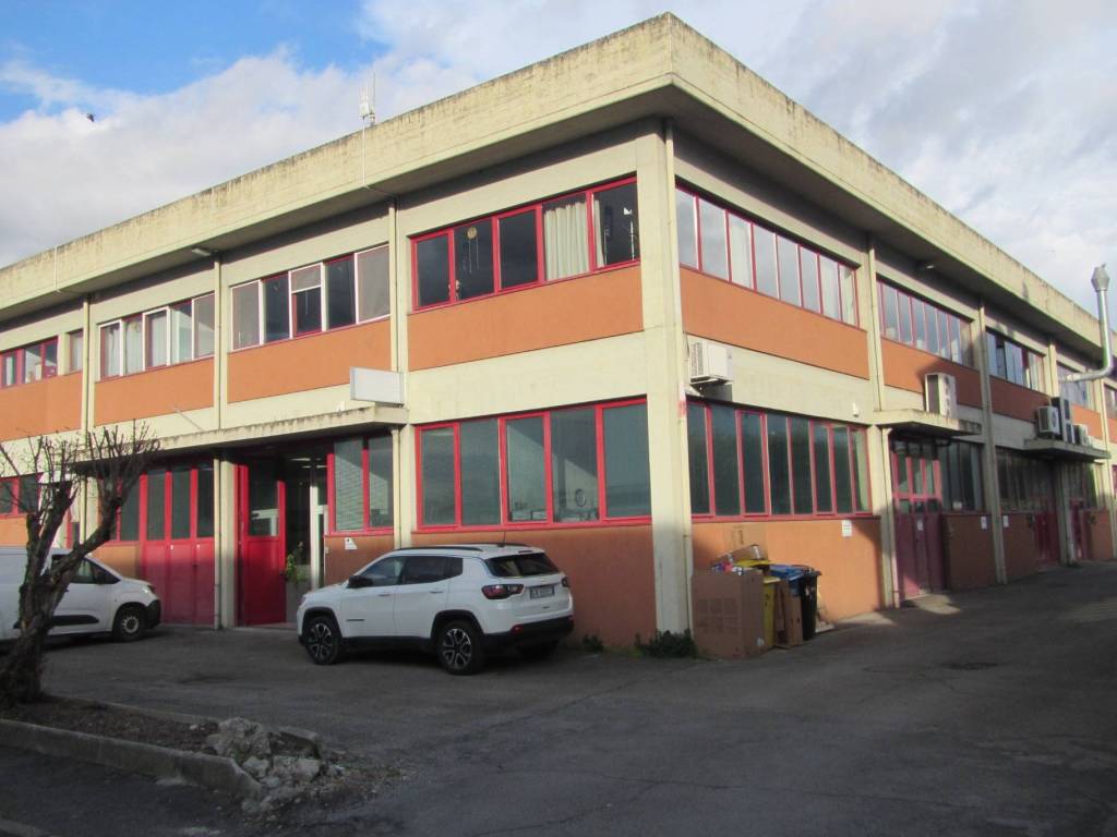 locale commerciale in vendita a Scandicci