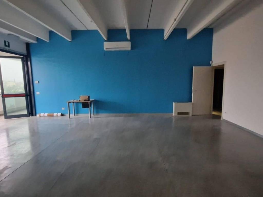 locale commerciale in vendita a Scandicci