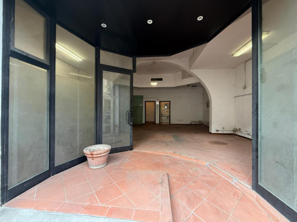 negozio in vendita a Scandicci in zona Badia a Settimo