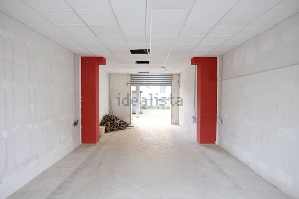 negozio in vendita a Scandicci in zona Casellina