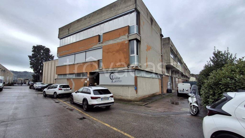 locale commerciale in vendita a Scandicci