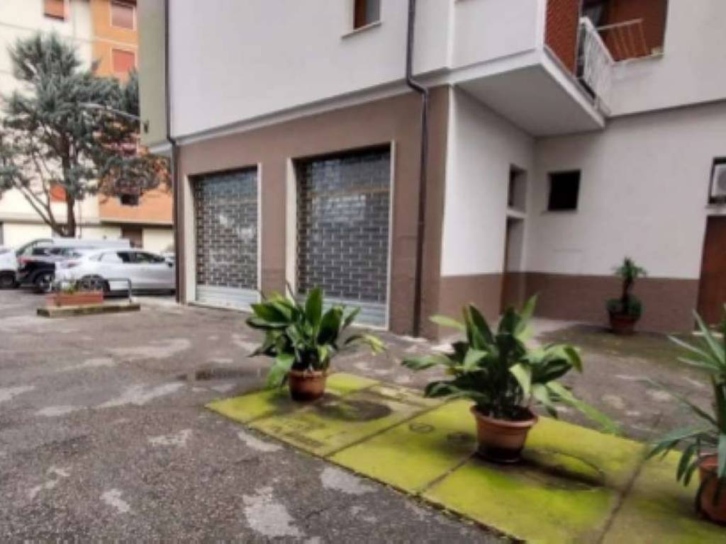 negozio in vendita a Scandicci in zona Casellina