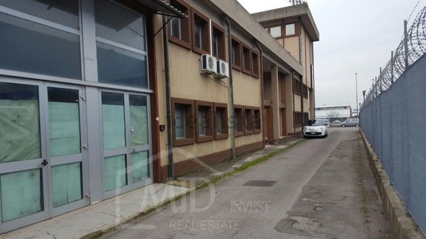 locale commerciale in vendita a Sesto Fiorentino in zona Osmannoro