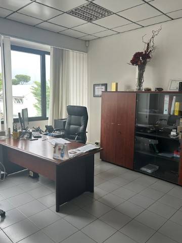 locale commerciale in vendita a Sesto Fiorentino in zona Osmannoro