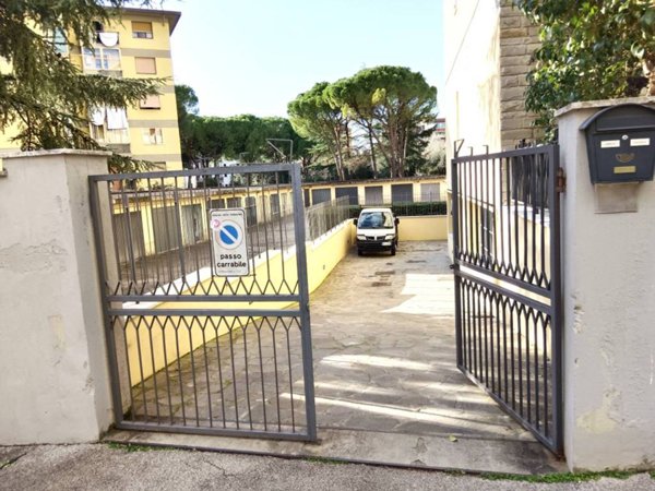 locale commerciale in vendita a Sesto Fiorentino