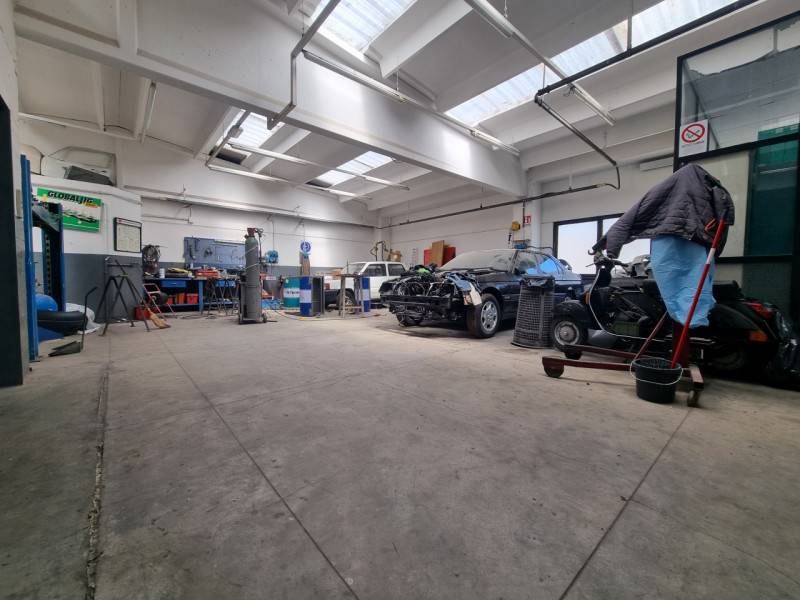 locale di sgombero in vendita a Sesto Fiorentino