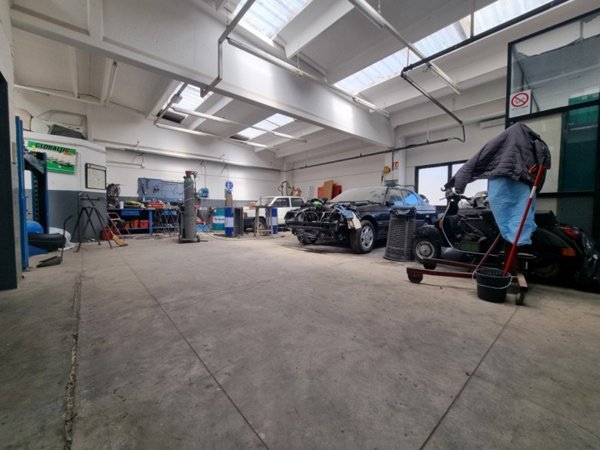locale di sgombero in vendita a Sesto Fiorentino