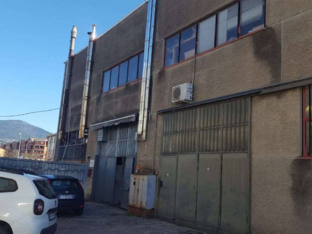 locale commerciale in vendita a Sesto Fiorentino