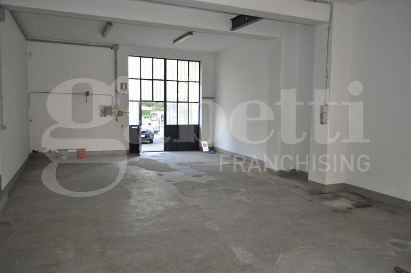 locale commerciale in vendita a Sesto Fiorentino