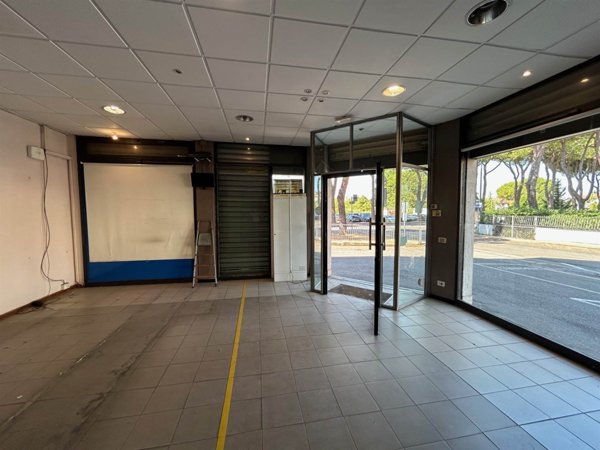 negozio in vendita a Sesto Fiorentino in zona Zambra