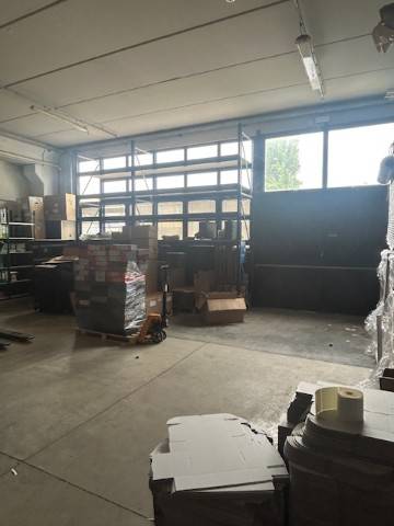 locale commerciale in vendita a Sesto Fiorentino in zona Osmannoro