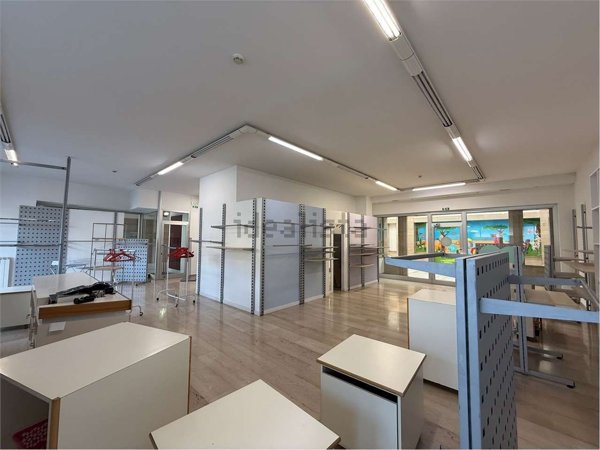 locale commerciale in vendita a Sesto Fiorentino