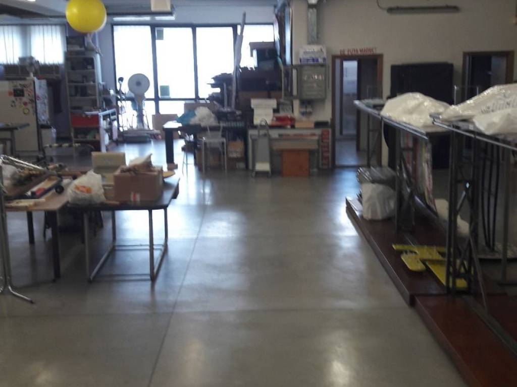 locale commerciale in vendita a Sesto Fiorentino